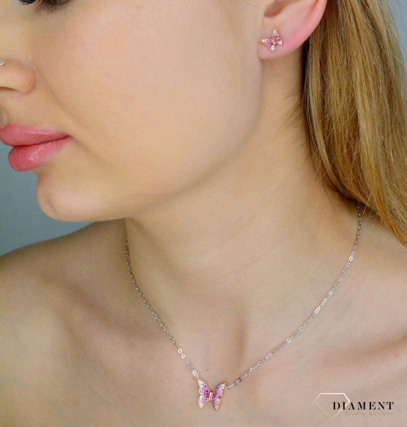 Kolczyki damskie srebrne 925 Motylki Nomination rosegold 241104 040 z kolekcji Crysalis to kolczyki wkrętki wykonane ze srebra próby 925. Kolczyki zostały pokryte różowym złotem 22K (próba 916). Kolczyki w kształcie motylków.jpg